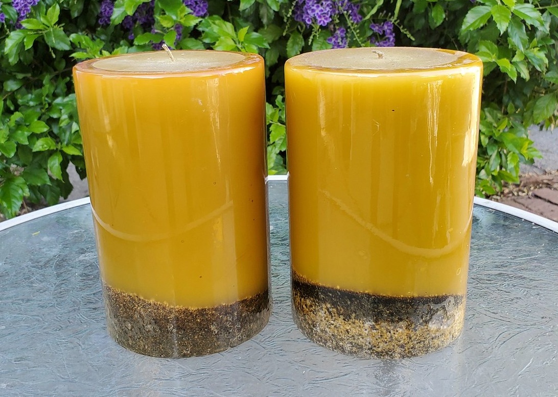 En vit aromadiffusor som sprider en fin ånga i ett ljust inrett vardagsrum.